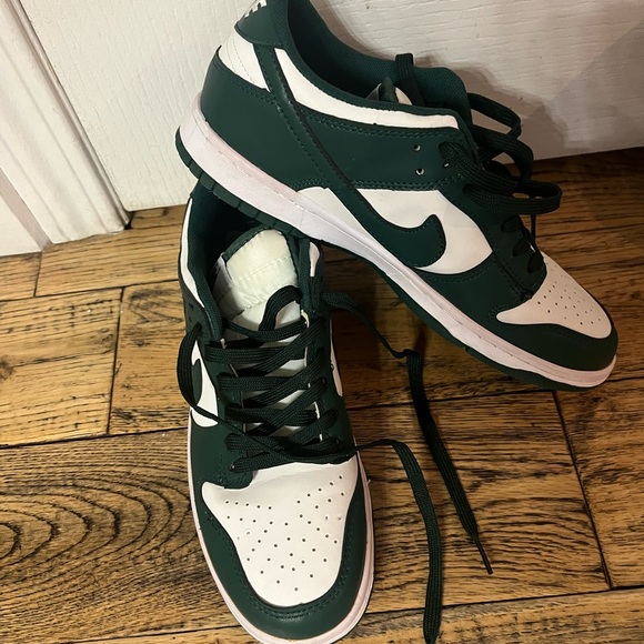 Green and white sneakers men’s size 8.5 excellent condition - Picture 1 of 1